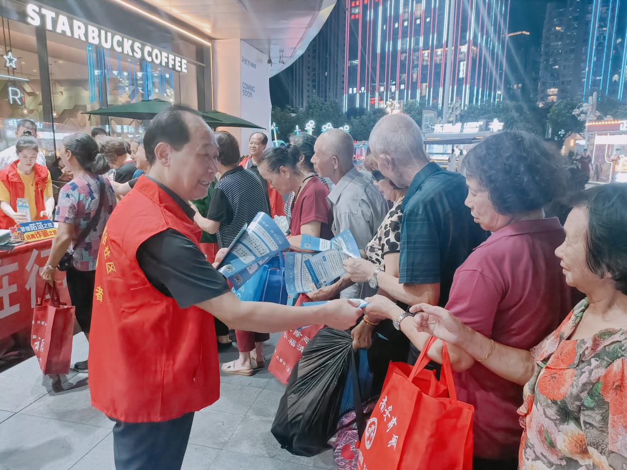 中聯(lián)天御紅色業(yè)委會黨員骨干向群眾普及反詐知識