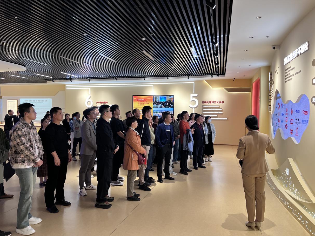 學員們在晉江經(jīng)驗館參觀。福建省委社會工作部供圖