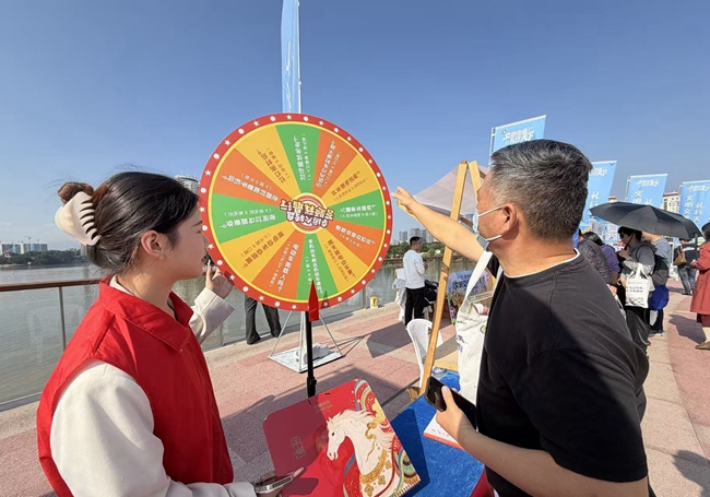 平安產(chǎn)險(xiǎn)福建分公司志愿者引入“交通安全知識(shí)轉(zhuǎn)盤”互動(dòng)游戲，強(qiáng)化文明交通意識(shí)