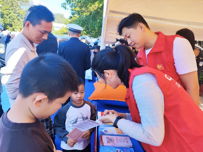 平安產(chǎn)險(xiǎn)福建分公司志愿者將“反洗錢”“反詐”知識(shí)融入交通安全宣教，推動(dòng)金融安全與出行安全雙提升