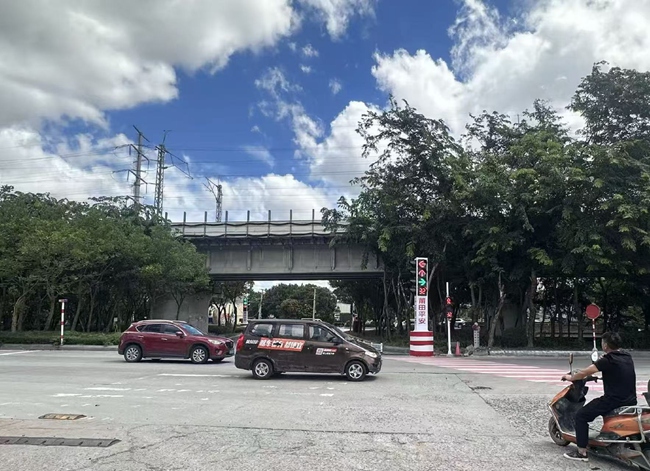 平安產(chǎn)險(xiǎn)福建分公司聯(lián)動(dòng)交警部門對(duì)高風(fēng)險(xiǎn)路段進(jìn)行改造，規(guī)范車流與行人通行秩序