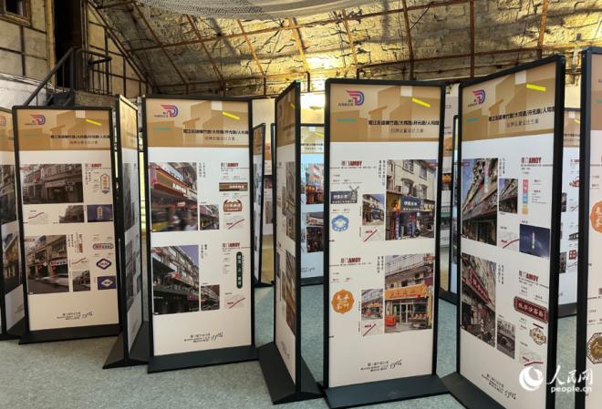 現(xiàn)場(chǎng)集中展示的“高顏值店招”。人民網(wǎng)記者 張萌攝