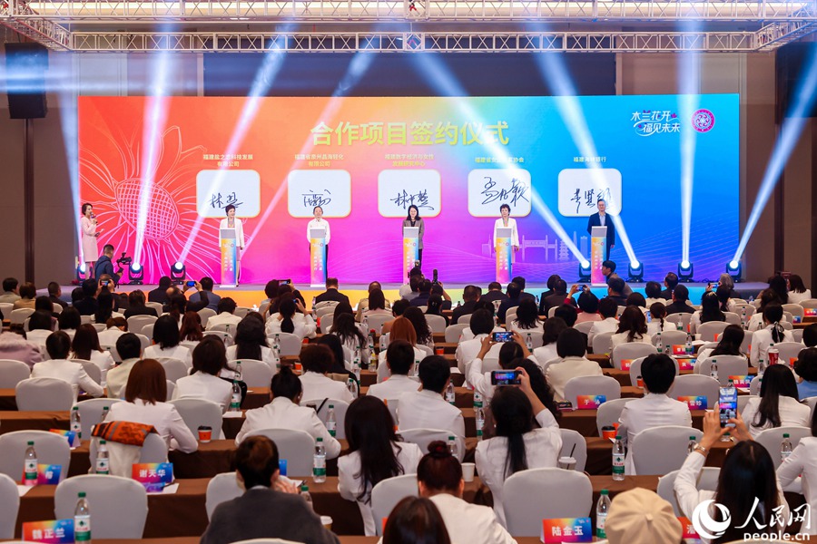 合作簽約儀式。人民網(wǎng)攝