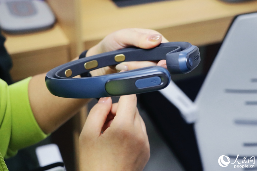 搭載非侵入式腦機接口技術(shù)的頭戴式設(shè)備。人民網(wǎng) 林銘賢攝