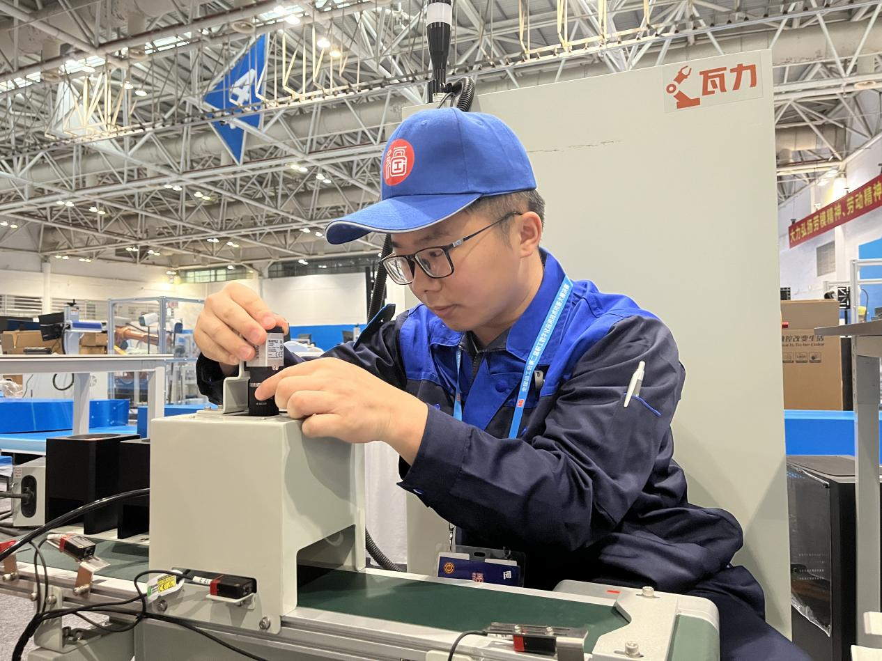 呂益金正在操作