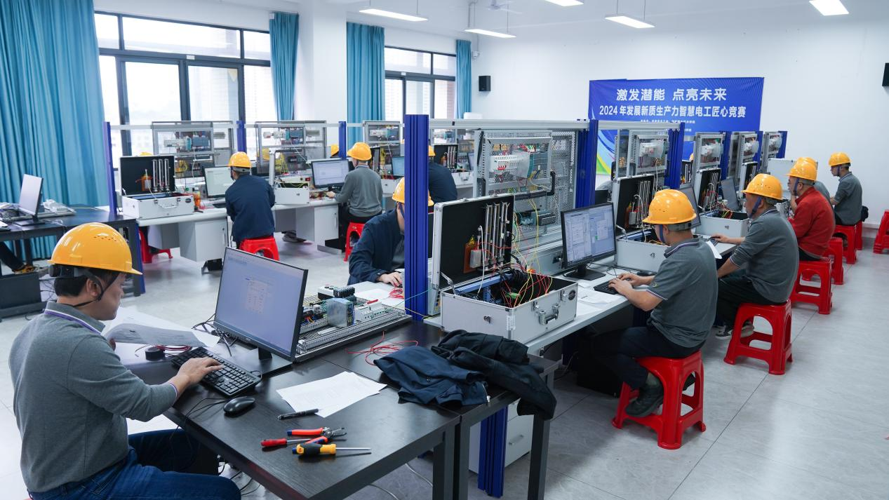 依托校企聯(lián)合搭建的各類競賽平臺，青年技能人才得到磨礪與成長