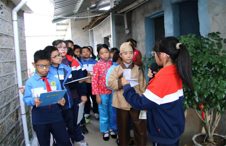 東邊小學四年級學生陳思涵化身小小導游,帶領同學們走進美麗庭院