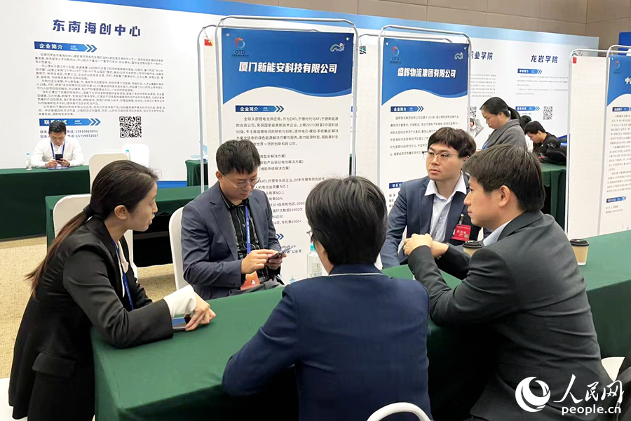 會場內(nèi)外人才“熱聊”隨處可見。人民網(wǎng)記者 林盈攝