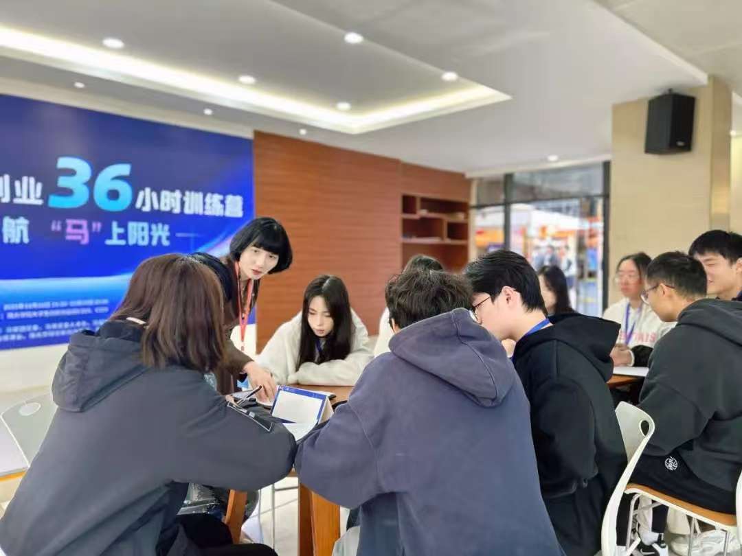 導(dǎo)師為學(xué)員進(jìn)行項(xiàng)目創(chuàng)作指導(dǎo)