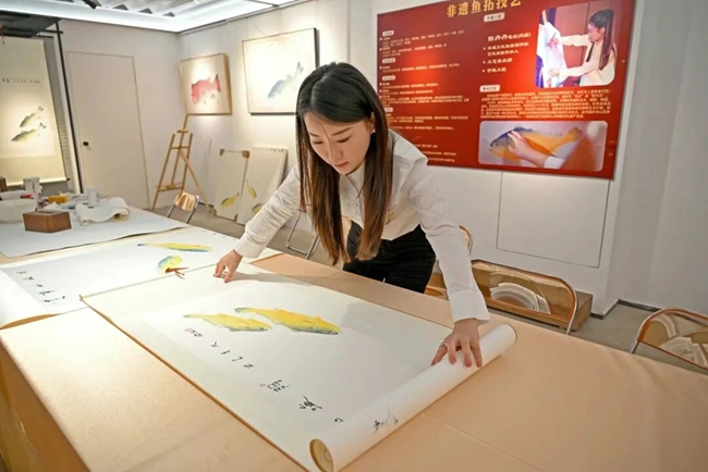 魚(yú)拓技藝非物質(zhì)文化遺產(chǎn)代表性傳承人陳丹丹正在制作魚(yú)拓