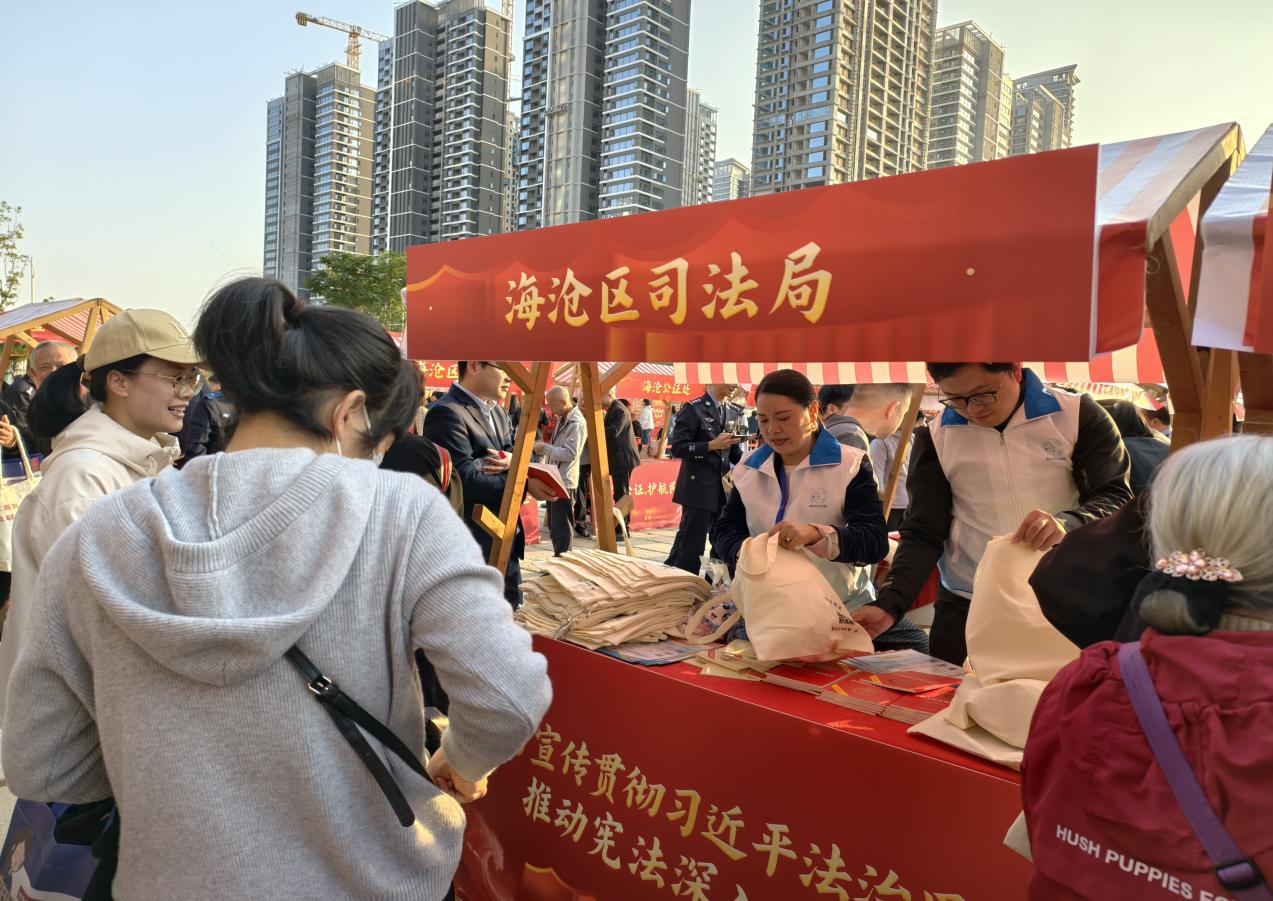 司法局?jǐn)偽唬捌压ⅰ逼辗ㄖ驹刚叻职l(fā)宣傳材料。海滄區(qū)司法局供圖