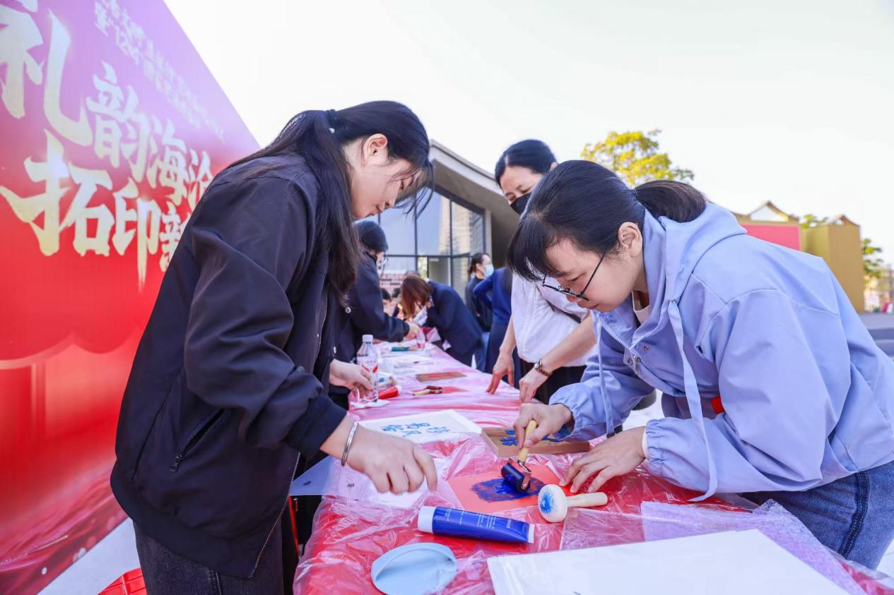 “禮韻海滄 拓印新風(fēng)”手工體驗(yàn)區(qū)。海滄區(qū)司法局供圖
