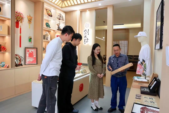 以“手藝新生 民藝再造”為理念打造東關(guān)社區(qū)福文化·創(chuàng)工坊