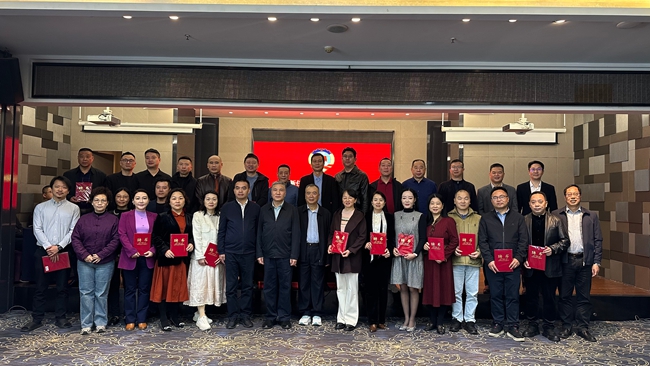 為新任政協(xié)委員河長頒發(fā)聘書