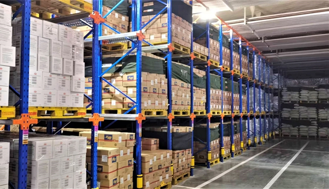 冷庫(kù)堆滿了貨物