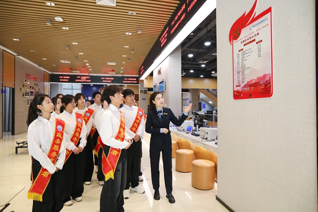 嘉庚學(xué)院師生代表參觀政務(wù)服務(wù)大廳