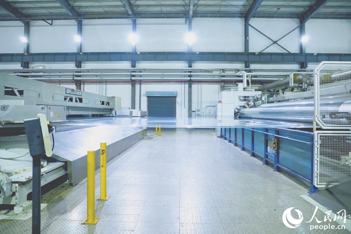 位于福州江陰港城經濟區(qū)內的BOPP雙向拉伸薄膜生產線。人民網記者 李唯一攝