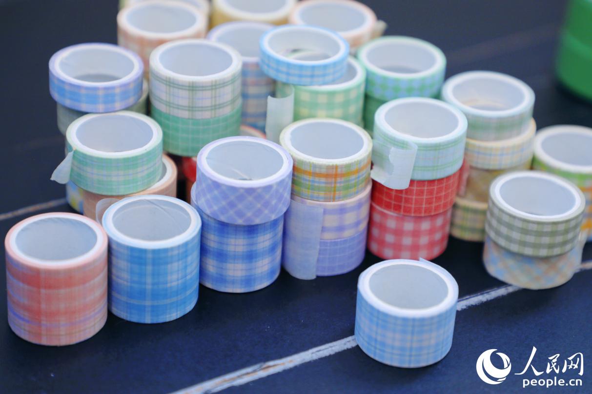 由和紙膠帶制成的貼紙膠帶。人民網記者 李唯一攝