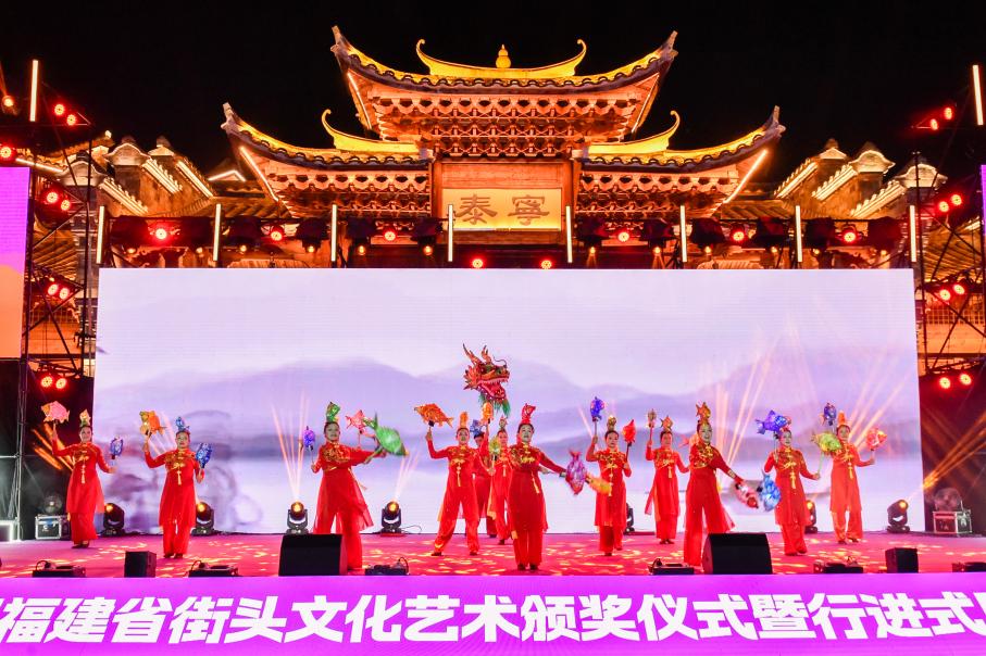 開場節(jié)目《魚燈鬧杉城》以濃郁民俗風情點燃現(xiàn)場氛圍。