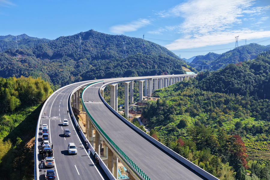 一條高速路讓天塹變通途。圖為建設(shè)中的寧古高速。古田縣融媒體中心供圖