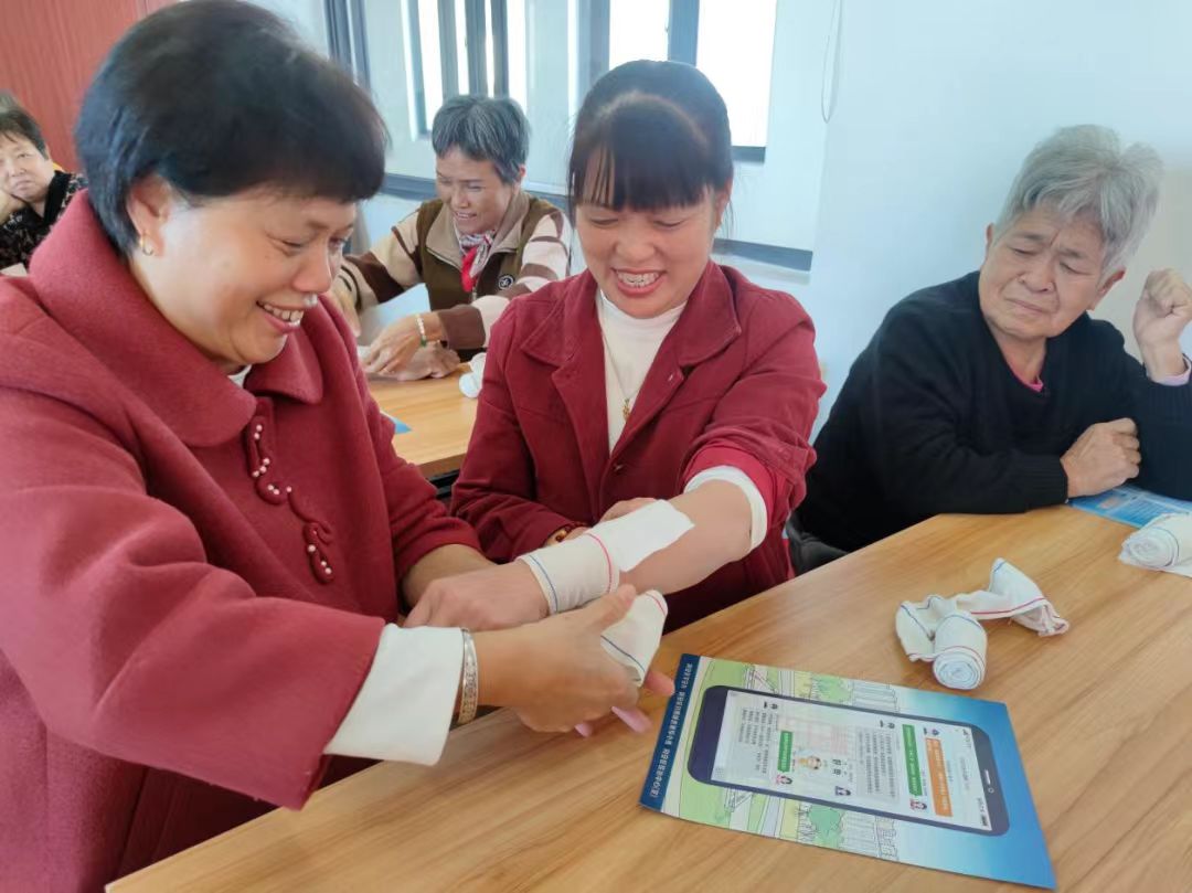 居民現(xiàn)場學(xué)習(xí)外傷包扎技巧