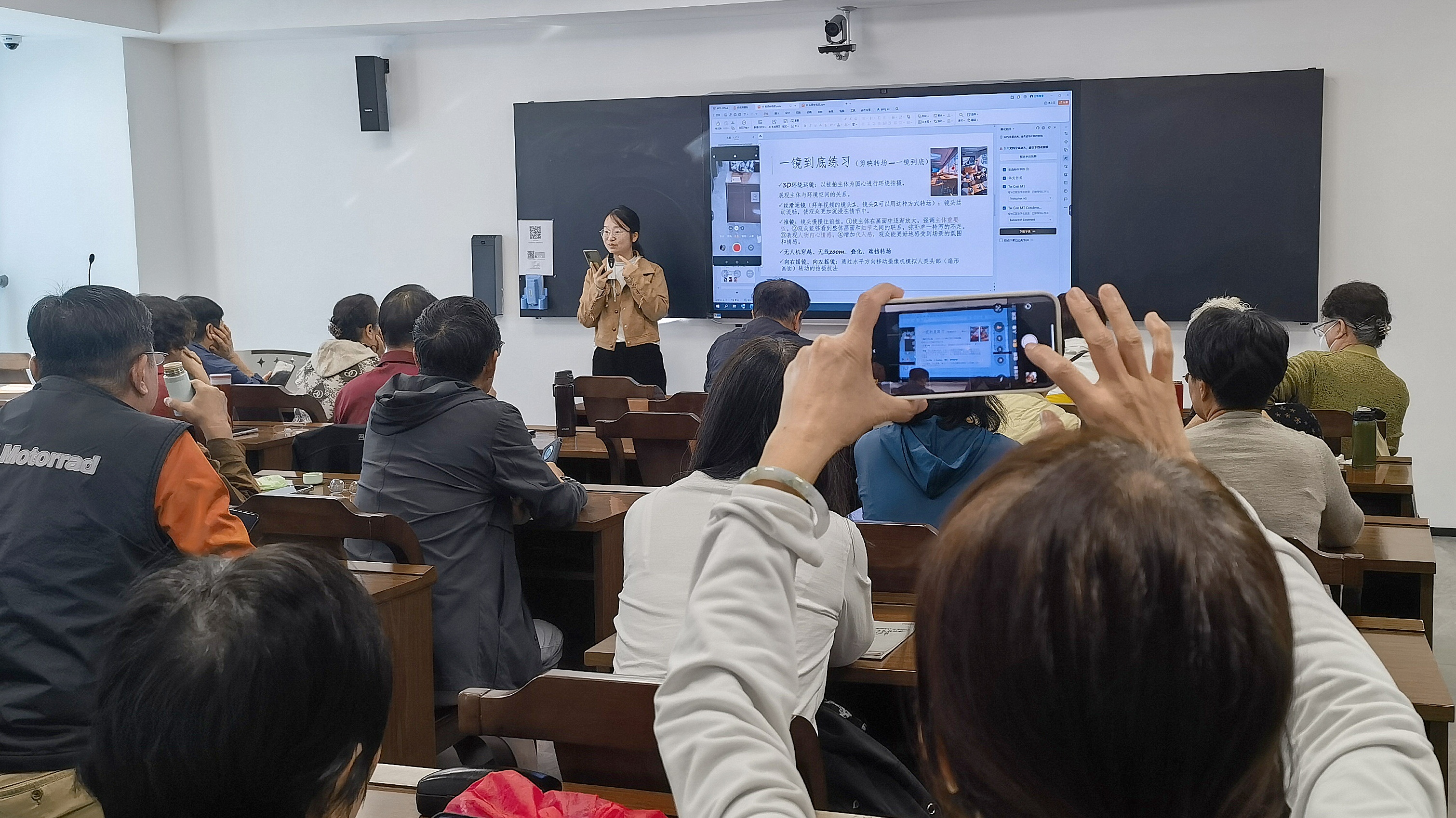 手機(jī)短視頻與AI應(yīng)用班學(xué)員邊聽課邊跟著老師所教內(nèi)容進(jìn)行手機(jī)實(shí)踐操作。