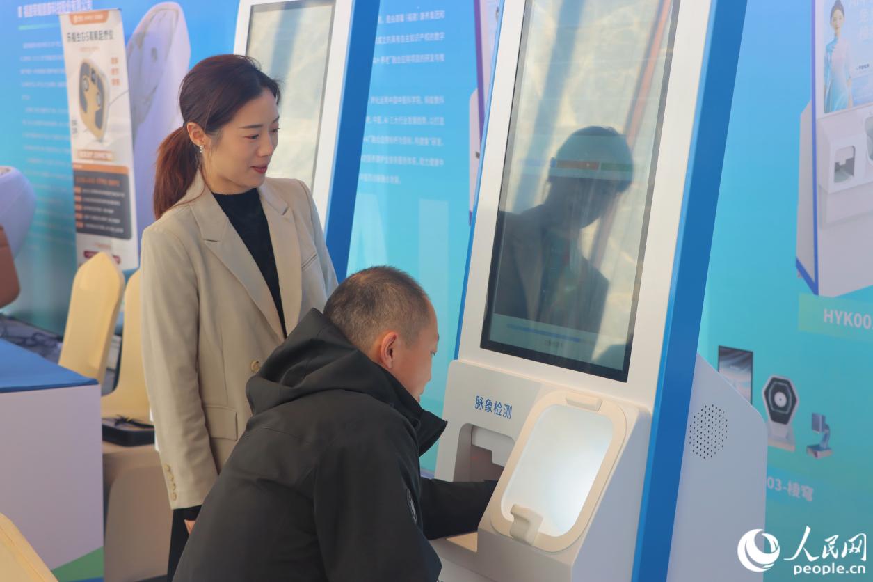 體驗者正在試用AI中醫(yī)機器人。人民網(wǎng) 林銘賢攝