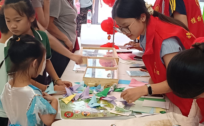 植物保護(hù)學(xué)院“植此青綠”志愿服務(wù)隊(duì)走進(jìn)中小學(xué)開展昆蟲科普活動(dòng)