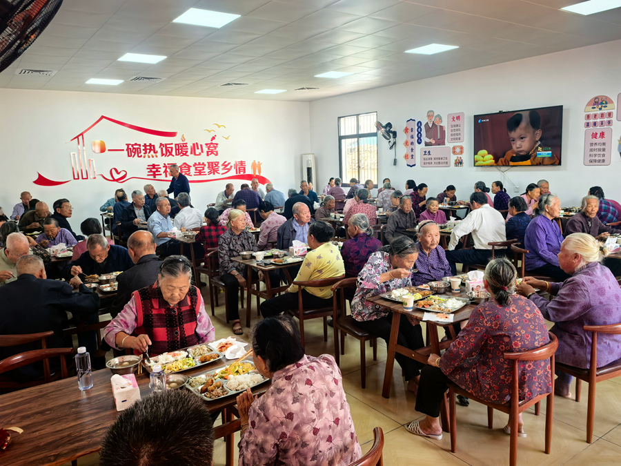 東山縣前樓鎮(zhèn)前樓村老人在“幸福食堂”就餐。東山縣委宣傳部供圖