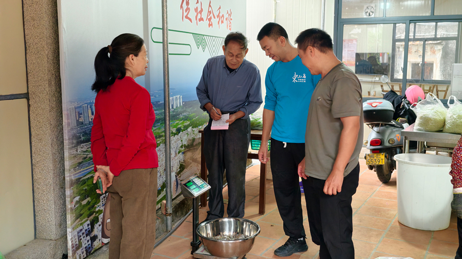 東山縣樟塘鎮(zhèn)湖尾村黨員主動(dòng)擔(dān)起檢查食材的工作。東山縣委宣傳部供圖