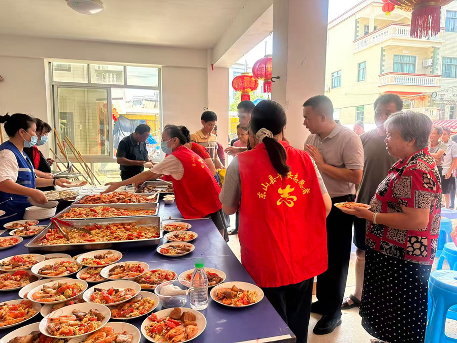黨員志愿者在東山縣杏陳鎮(zhèn)礁頭村“幸福食堂”幫忙。東山縣委宣傳部供圖