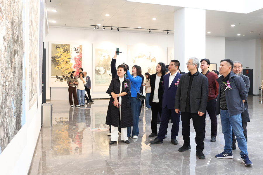 嘉賓們共同觀摩畫(huà)展。詔安縣委宣傳部供圖