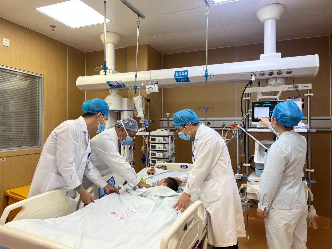 急診醫(yī)學科、胸心外科、重癥醫(yī)學科專家共同評估患兒恢復情況。張雅雯攝