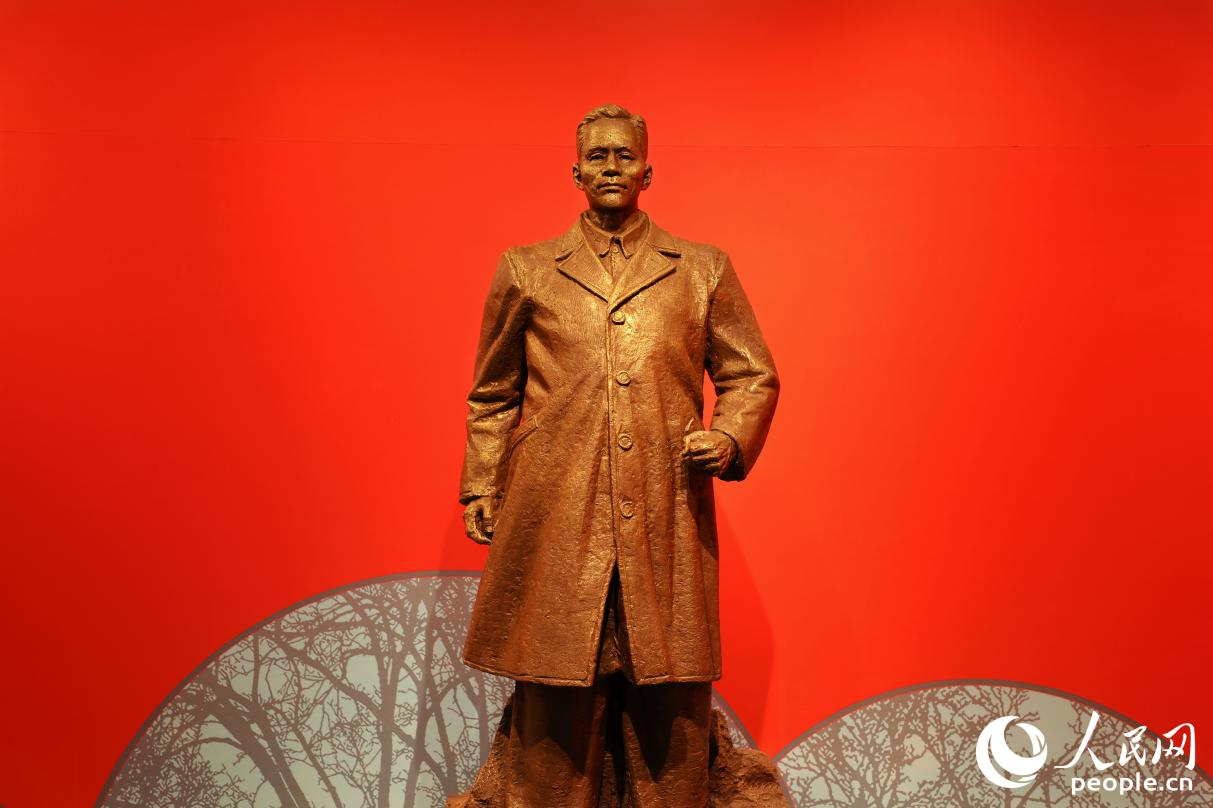谷文昌紀念館內(nèi)的谷文昌雕像。人民網(wǎng)記者 李唯一攝