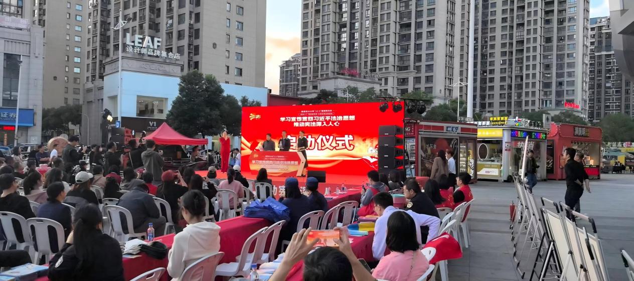 音西街道黨工委組織開(kāi)展憲法宣傳月主題活動(dòng)現(xiàn)場(chǎng)。音西街道供圖