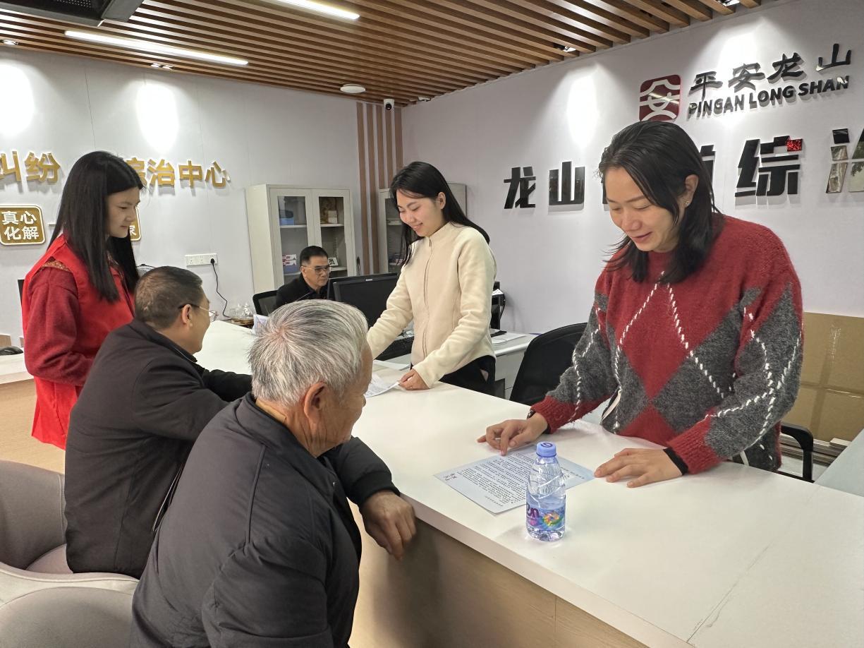 龍山街道青年黨員、干部在街道綜治中心為群眾提供普法宣傳。龍山街道供圖