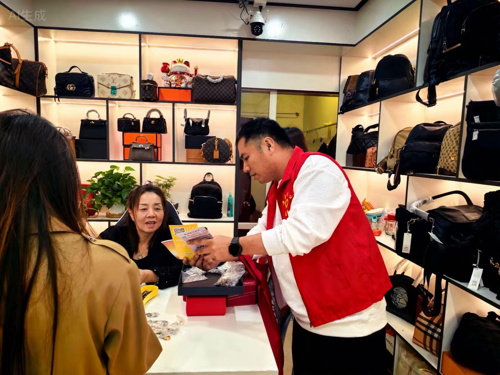 高山鎮(zhèn)平南社區(qū)青年黨員志愿者為商戶(hù)解答租賃合同等問(wèn)題。高山鎮(zhèn)供圖