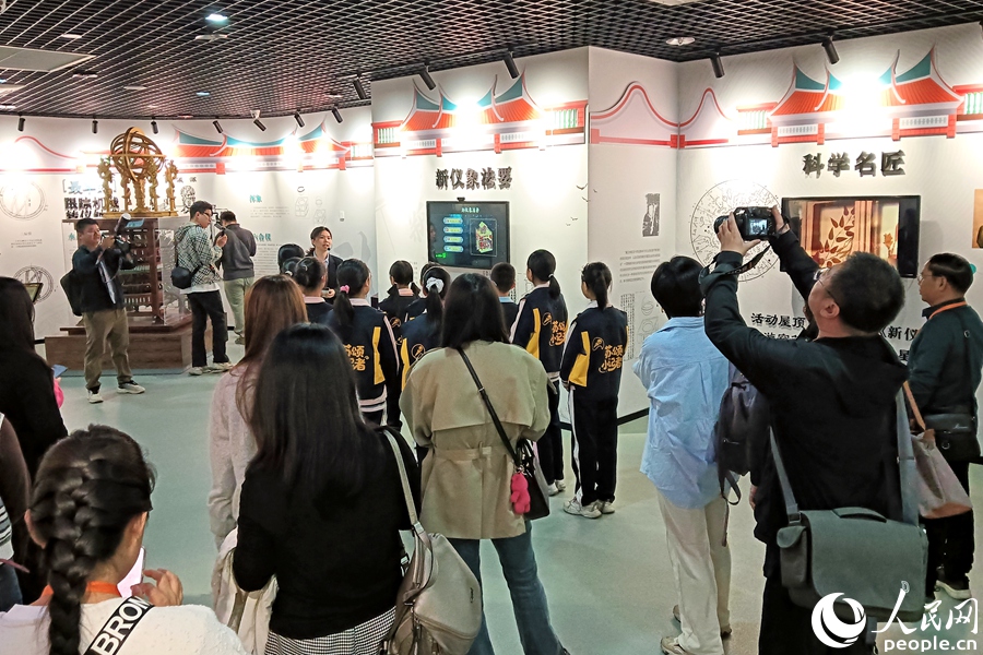 采風(fēng)團(tuán)參訪蘇頌紀(jì)念館。人民網(wǎng)記者 陳博攝