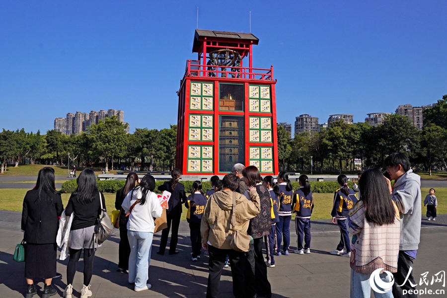 在蘇頌公園參觀仿制水運(yùn)儀象臺(tái)。人民網(wǎng)記者 陳博攝
