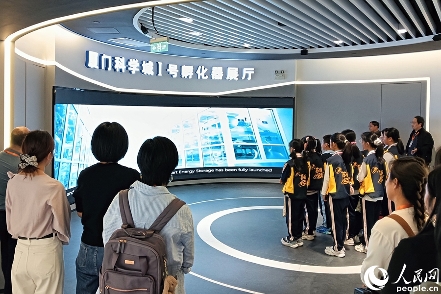 參觀廈門科學(xué)城1號(hào)孵化器。人民網(wǎng)記者 陳博攝