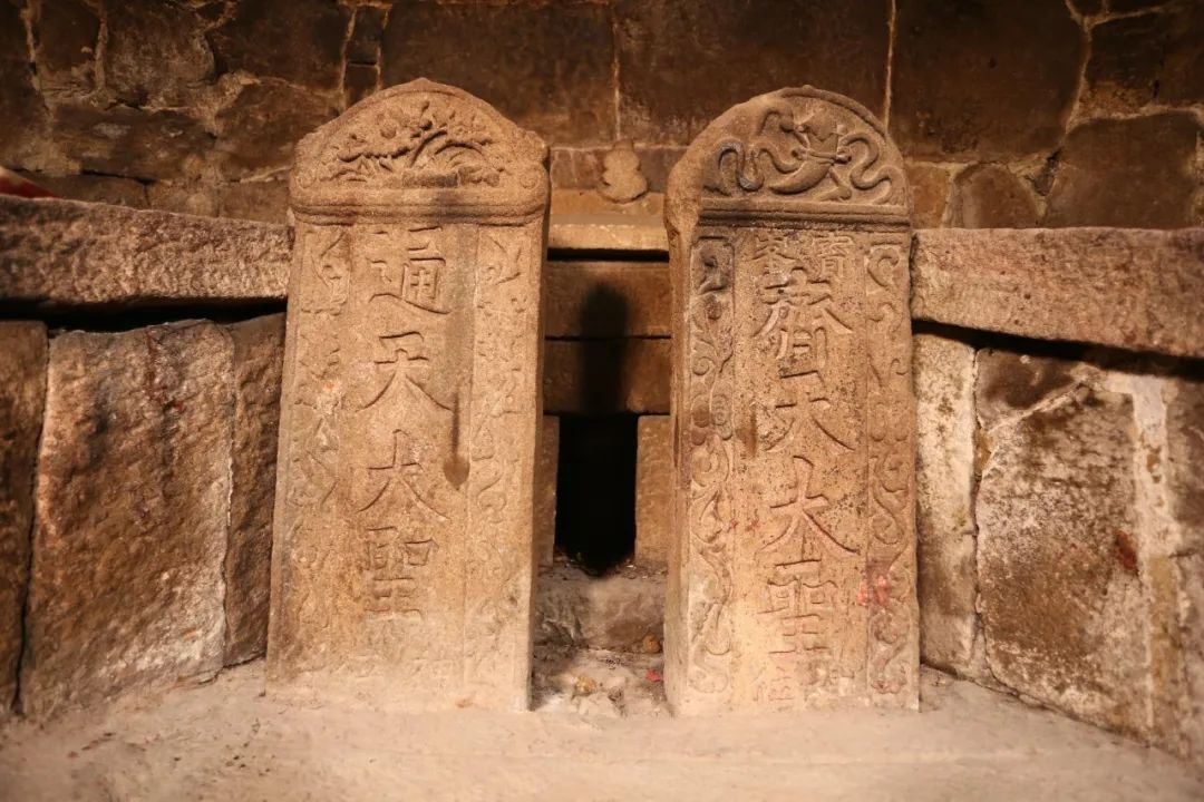 順昌寶山南天門(mén)建筑后側(cè)石屋內(nèi)的“雙圣享堂”。順昌縣文化館供圖