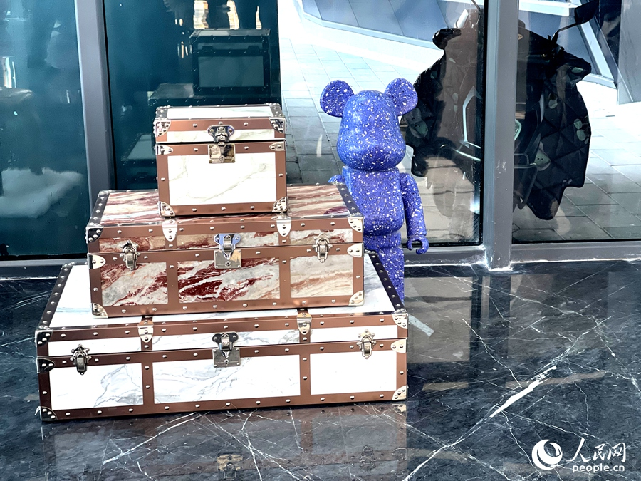 一件件由石材設計制作出來的精美展品。人民網(wǎng)記者 陳藍燕攝