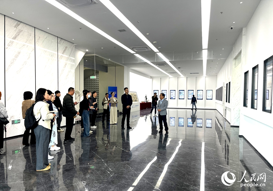 媒體采風團一行走進華僑大學南安智能制造研究院。人民網(wǎng)記者 陳藍燕攝