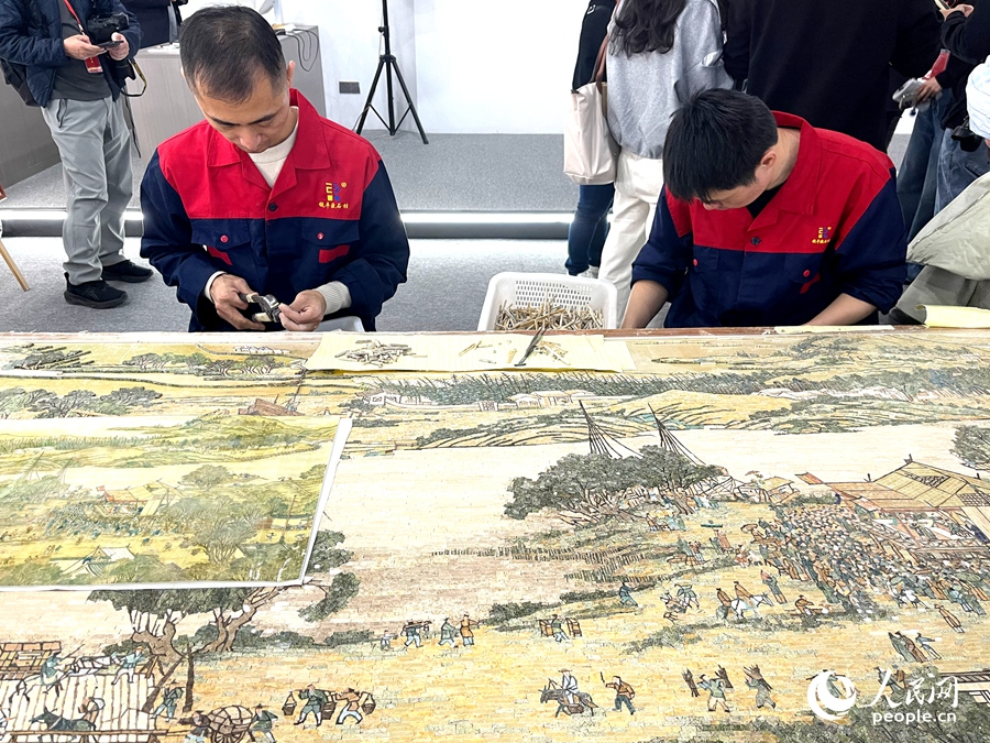 工藝師正修飾機器鑲嵌后的馬賽克藝畫。人民網(wǎng)記者 陳藍燕攝