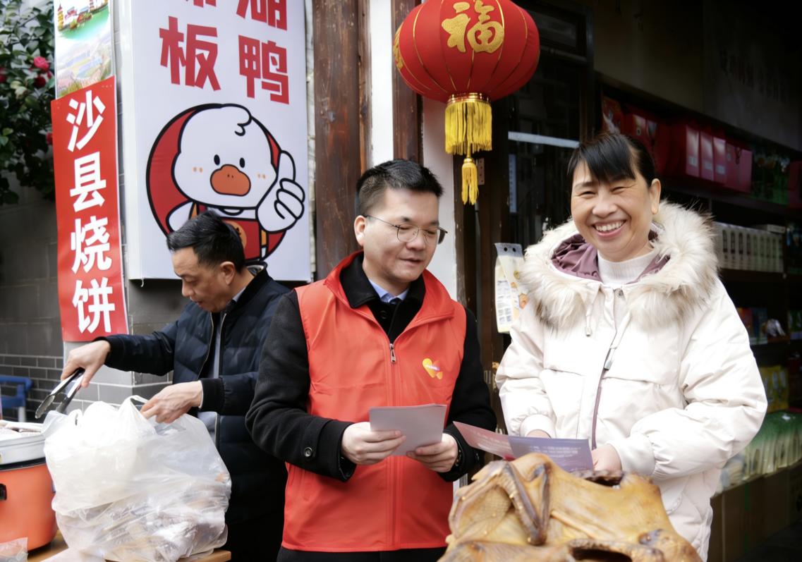 平安產(chǎn)險三明中心支公司工作人員根據(jù)用戶需求，介紹金融保險相關(guān)產(chǎn)品及服務(wù)