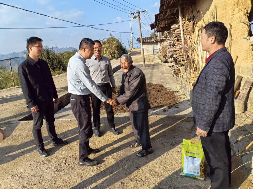 平安產(chǎn)險泉州中心支公司看望慰問安溪縣劍斗鎮(zhèn)紅星村困難群眾