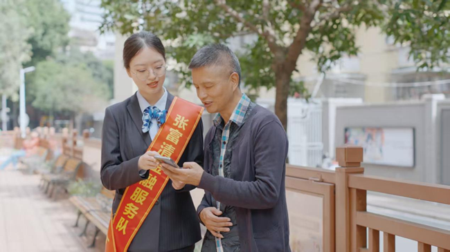 建設(shè)銀行福建省分行“張富清金融服務(wù)隊(duì)”走進(jìn)社區(qū)，為老年客戶提供暖心金融科普