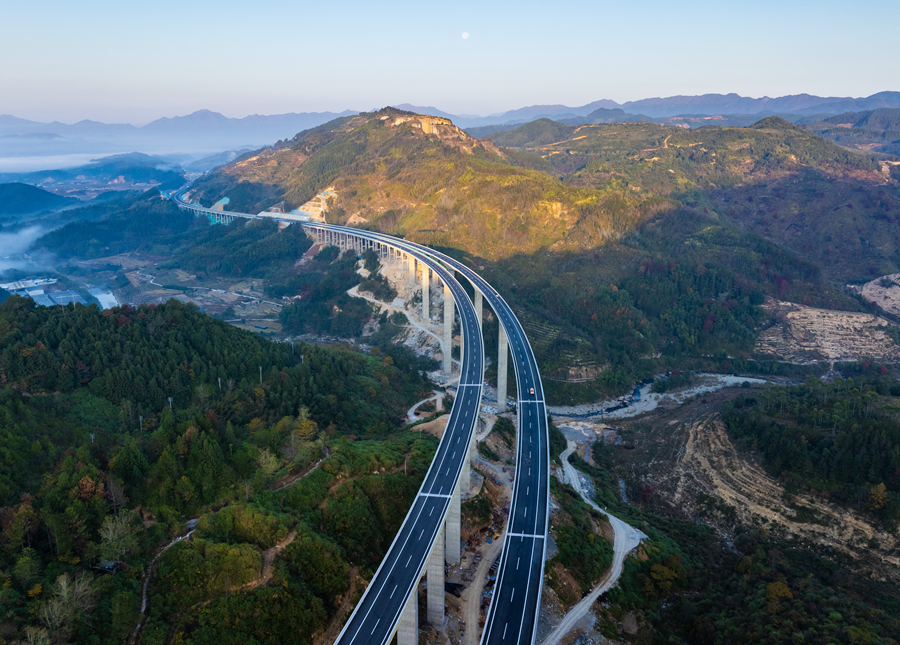 俯瞰寧古高速（部分路段）。于雨嘉攝