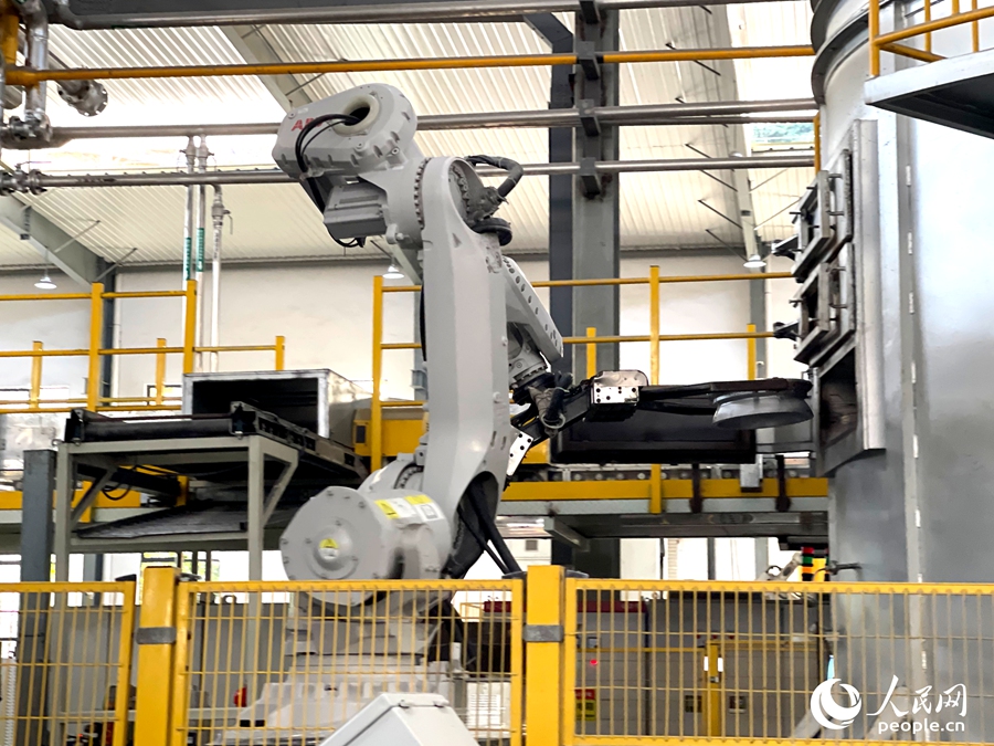 機械臂精準完成輪轂鑄造加工。人民網記者 陳藍燕攝
