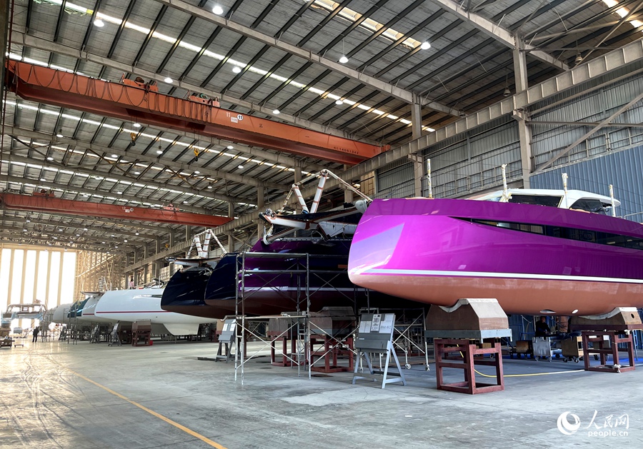 哈德森（福建）游艇有限公司，生產線上排滿了一艘艘在建的游艇。人民網記者 陳藍燕攝